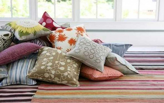 Декоративные диванные подушки в интерьере