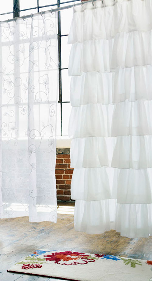 Белые шторы в интерьере: атмосфера  уюта и чистоты