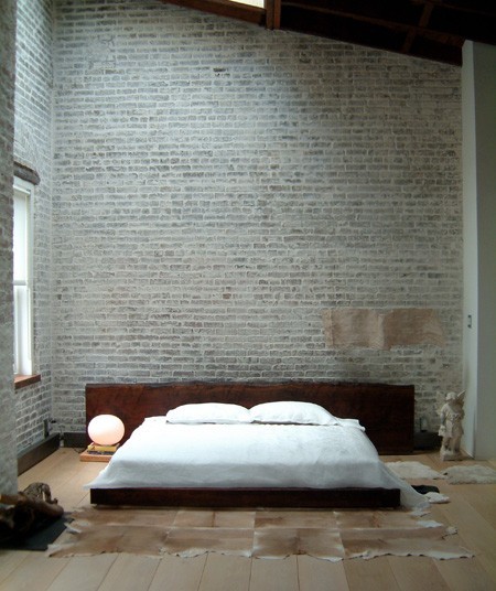 Кирпичная стена в спальне: 16 фотоидей