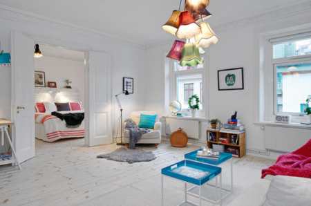 Уютный дизайн кухни с банкеткой в яркой шведской квартире