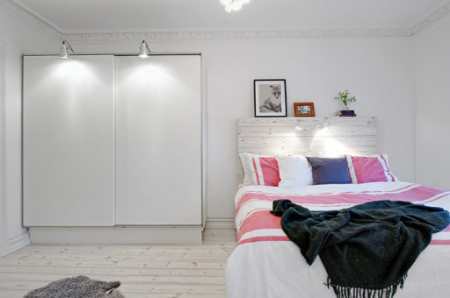 Уютный дизайн кухни с банкеткой в яркой шведской квартире