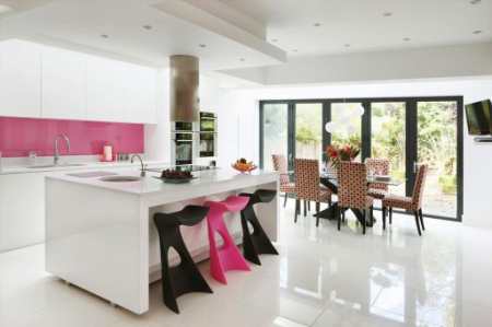 Интерьер кухни с женским характером: игривый дизайн в розовом цвете