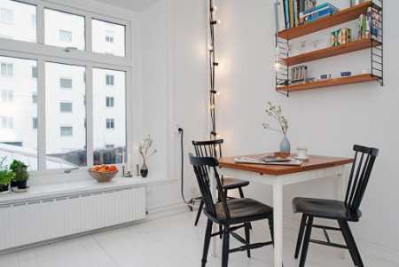 Белая кухня с зеленым фартуком в классическом шведском интерьере