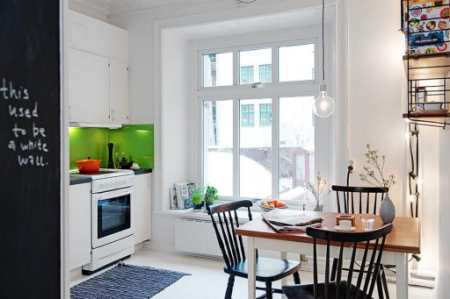 Белая кухня с зеленым фартуком в классическом шведском интерьере