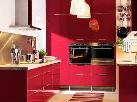 Из огня да в полымя: 32 стильных способа не превратить красную кухню в пекло