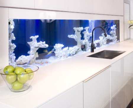 Современная кухня с аквариумом и интерактивной подсветкой