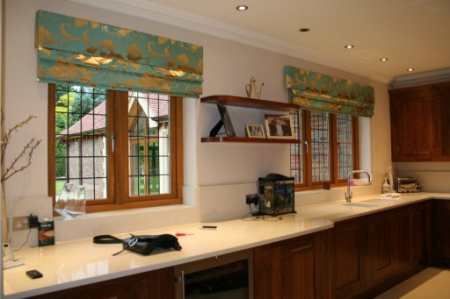 Чем так хороши короткие шторы для кухни: примеры оформления кухонного окна