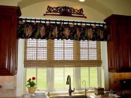 Чем так хороши короткие шторы для кухни: примеры оформления кухонного окна