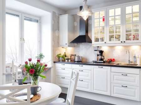 Шведский стандарт: интерьер кухни гостиной в белом цвете