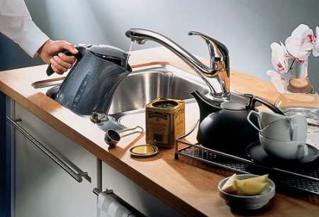 Современные смесители с двумя изливами для кухни: разделение питьевой и технической воды