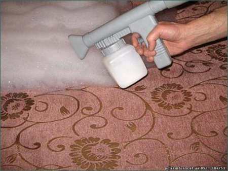 Чистка ковровых покрытий и ковров в домашних условиях: народные средства или ваниш