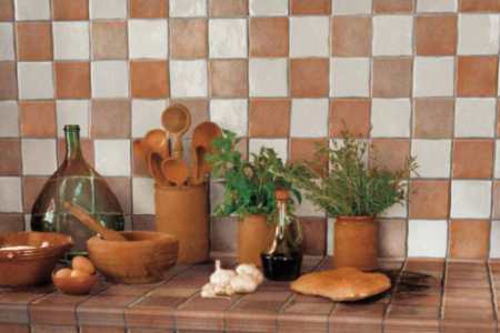 Оформляем интерьер кухни своими руками: примеры декора стен, потолка, окон и мебели