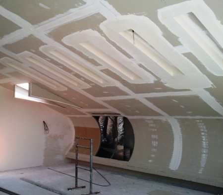 Как и чем покрасить потолок и стены из гипсокартона: полное руководство